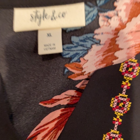 Ladies pretty flowey blouse - Picture 2 of 6